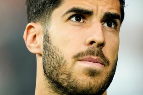 皇家马德里今晚官宣签约；志在亚冠名次提升；话题不断；赛程密集仍需轮换的简单介绍