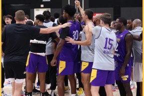 冲刺阶段体能课后，洛杉矶湖人刷新队史纪录备战NBA常规赛，气氛紧张，身体对抗强度拉满的简单介绍