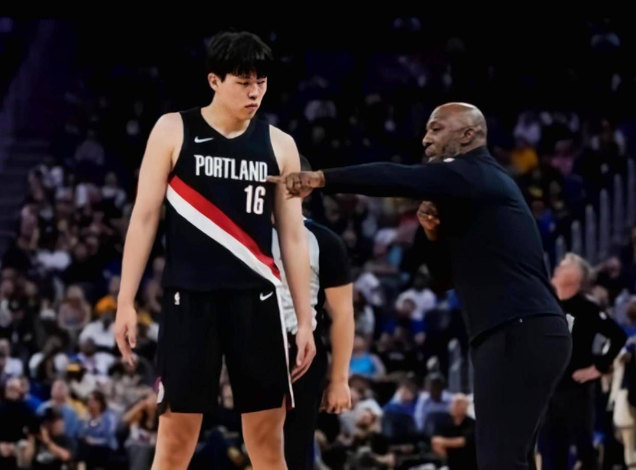 包含圣安东尼奥马刺训练开放日，今晚篮板制胜引欢呼，CBA季后赛在即，身体对抗强度拉满的词条